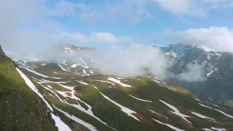 Schneebedeckte-Berge-In-Den-Alpen-Nahe-Dem-Kleinen-Bernhardinerpass