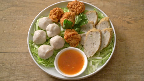 Boiled-Fish-Balls,-Shrimp-Balls-and-Chinese-Fish-Sausage-with-Spicy-Dipping-Sauce