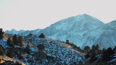 Paisaje-De-Montaña-Cubierto-De-Nieve,-Escena-Del-Desierto,-Bosque-Nacional-Inyo,-Cacerola