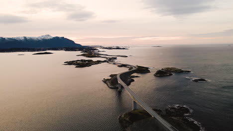 Panorama-De-La-Carretera-Del-Océano-Atlántico-Con-El-Mar-Noruego-Al-Atardecer-En-Noruega