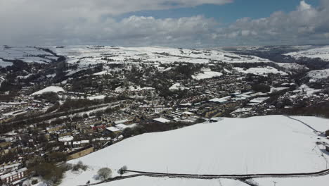 Winterlandschaft-Schneebedecktes-Offenes-Feld-Mit-Todmorden,-West-Yorkshire