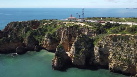 Bela-baía-perto-da-cidade-de-Lagos,-região-do-Algarve,-Portugal