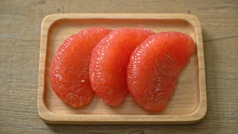 fresh-red-pomelo-fruit-or-grapefruit-on-plate
