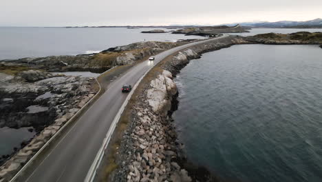 Coche-Bmw-De-Conducción-Rápida-En-La-Carretera-Del-Océano-Atlántico-En-Noruega