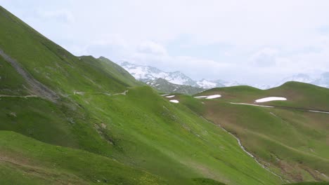 Antenne:-Europäische-Alpen,-Abgelegene-Landschaft-Mit-Schneebedeckter-Bergkulisse
