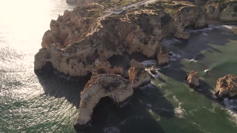 Luftaufnahme-Von-Küstenklippen-Und-Felsen-Bei-Ponta-Da-Piedade-In-Portugal