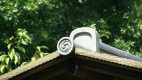 Dachziegel-Mit-Einem-Shinto-Spiralmotiv-Auf-Einem-Japanischen-Haus