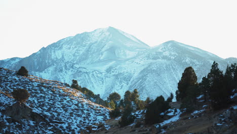Panorámica-Sobre-El-Paisaje-Montañoso-Nevado,-Escena-Salvaje,-Bosque-Nacional-Inyo,-Destino-De-Senderismo