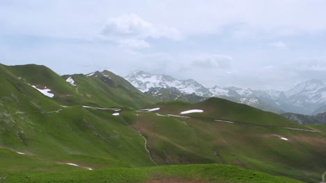 Luftaufnahme:-Wunderschönes-Alpental,-Abgelegene-Landschaft-Mit-Schneebedeckter-Bergkulisse