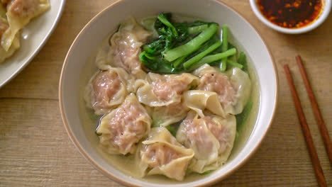 Wan-Tan-Suppe-Oder-Schweinefleischknödelsuppe-Mit-Gemüse---Asiatische-Küche