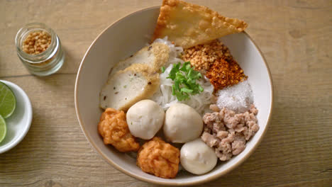 Würzige-Kleine-Reisbandnudeln-Mit-Fischbällchen-Und-Garnelenbällchen-Ohne-Suppe---Asiatische-Küche