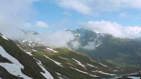 Toma-Aérea-De-Los-Alpes-Franceses-Cerca-De-Chamonix-mont-blanc-En-Un-Día-Brillante