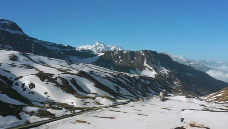 überführungsaufnahme-Der-Französischen-Alpen-In-Der-Nähe-Des-Kleinen-Bernhardinerpasses-An-Einem-Hellen,-Klaren-Tag