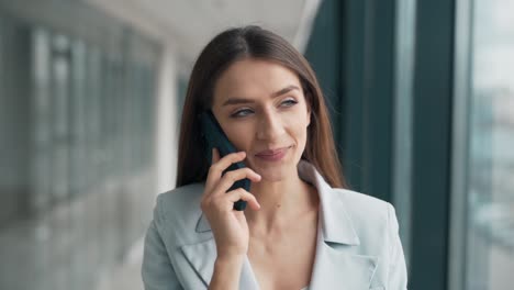 Close-up-portrait-of-a-pretty-smiling-woman-talking-on-the-phone
