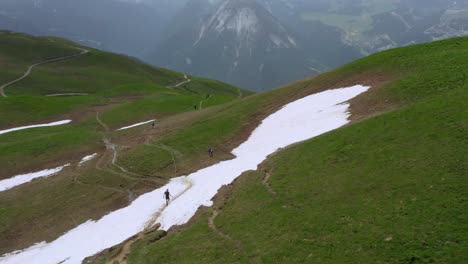 Luftaufnahme,-Die-An-Einem-Bewölkten-Tag-Um-Eine-Gruppe-Von-Bergläufern-In-Den-Französischen-Alpen-Kreist