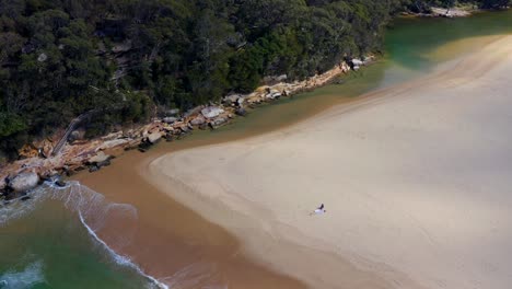 Luftaufnahme-Von-Türkisfarbenem-Wasser-Und-Feinem-Sand-Des-Wattamolla-Strandes-Im-Royal-National-Park,-Australien---Drohnenaufnahme
