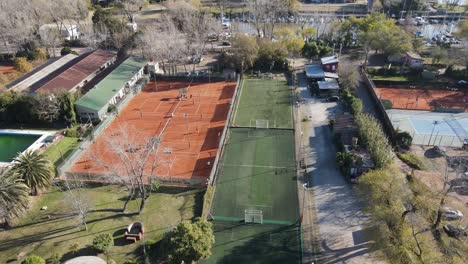Antena-Sobre-Complejo-Deportivo-Que-Muestra-Cancha-De-Tenis-Y-Campo-De-Fútbol