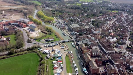 Aerial-drone-shot-of-town-along-the-River-Stour-in-Sandwich-in-Kent,-England