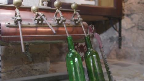 Antike-Weinflaschenfüllmaschine-Mit-Zwei-Flaschen