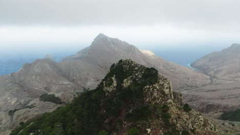 Felsspitze-Auf-Der-Insel-Porto-Santo-Mit-Tief-Hängenden-Wolken,-Antenne