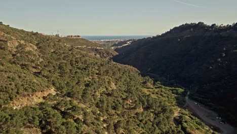 Drohne-Fliegt-über-Die-Sierra-De-Las-Nieves,-Südlich-Von-Spanien,-Kippt-Bis-Zum-Horizont