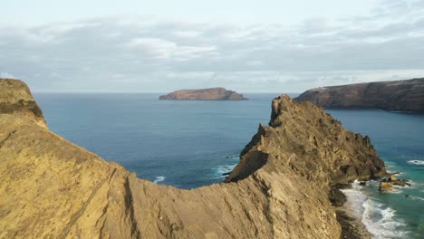 Cresta-Escarpada-Del-Lado-Norte-De-Ilhéu-Da-Cal-Con-Agua-Azul-Del-Océano,-Antena