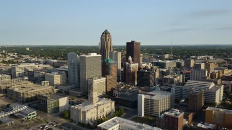 Amazing-Aerial-Hyperlapse-Above-Downtown-Des-Moines,-Iowa-Skyline