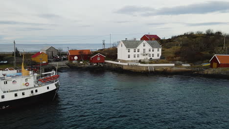 Boot-Vor-Anker-Im-Hafen-In-Der-Nähe-Des-Maritimen-Sportzentrums-Stromsholmen-Am-Atlantikhavsvegen-In-Norwegen