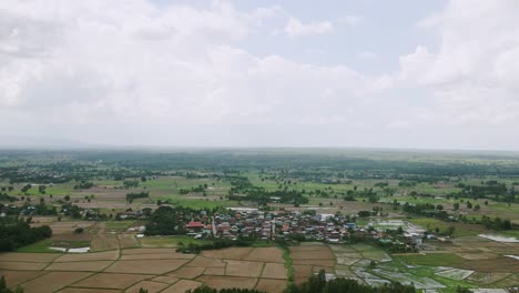 Vista-Aérea-Del-Pequeño-Pueblo-Y-El-Bosque-Verde-De-Naturaleza-Salvaje-En-Khonkaen,-Tailandia