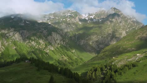 Vista-Panorámica-Chamonix-mont-blanc-Con-Paisaje-Verde-En-La-Región-De-Auvergne-Rhone-Alpes,-Francia