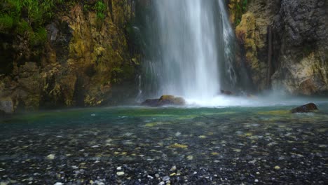 Wasserfall-Bunter-Teich,-Umgeben-Von-Klippen-Und-Kieselsteinen-In-Den-Bergen,-Albanien