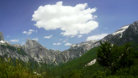 Albanische-Alpen-Mit-Wunderschönen-Bergen-Und-Grünen-Wiesen-An-Einem-Sommertag