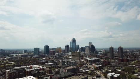 Indianapolis-Luftaufnahmen,-Drohnenfliege-In-Der-Nähe-Des-Finanzstadtzentrums,-Moderne-Smart-Metropole-Skyline