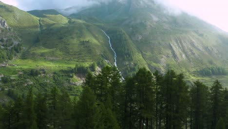 Parque-Chamonix-Mont-Blanc-Con-Vistas-Al-Macizo-Y-Al-Glaciar-Durante-La-Mañana-Brumosa-En-La-Región-De-Auvergne-Rhone-Alpes,-Francia