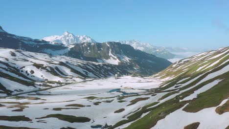 Antena:-Valle-Nevado-De-Montaña-En-Los-Alpes-Europeos,-Hermoso-Paisaje-Montañoso