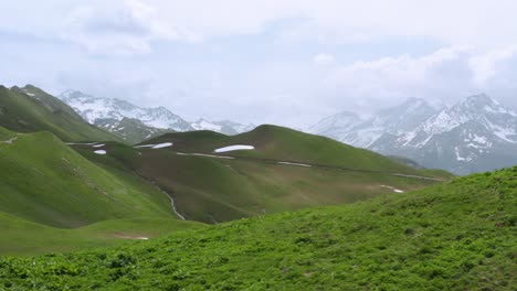 Grüne-Hügel-Mit-Schneeresten-In-Den-Alpen-Nahe-Dem-Mont-Blanc
