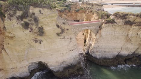 Puente-De-Arco-En-Praia-Dos-Estudantes-En-Lagos,-Algarve