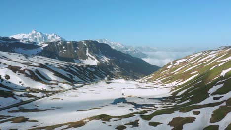 Erstaunliche-Aussicht-Auf-Die-Malerischen-Alpen-In-Der-Nähe-Des-Kleinen-Bernhardinerpasses,-Grenze-Italien-frankreich---Luftaufnahme