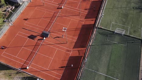Spieler-Genießen-Das-Tennisspiel-Während-Der-Trainingseinheit-Im-Sportkomplex