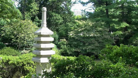 Pagoda-De-Piedra-En-Un-Jardín-Japonés