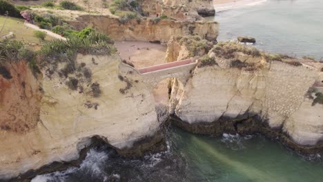 Puente-De-Arco-De-Piedra-En-Praia-Dos-Estudantes-En-Lagos,-Algarve