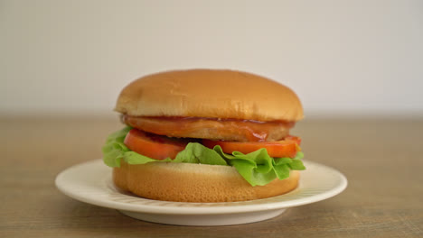 Chicken-Burger-Mit-Sauce-Auf-Dem-Teller