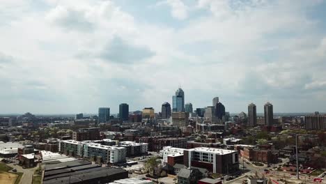 Luftbild-Der-Skyline-Von-Indianapolis,-Blick-Auf-Majestätische-Moderne-Gebäude,-Große-Metropole-Von-Amerika