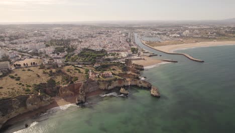 Filmische-Broll-Luftküstenstadtansicht-Von-Lagos-Algarve-Portugal