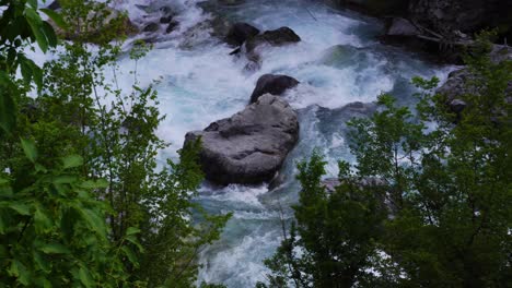 Frisches-Wasser-Sprudelt-Zwischen-Den-Polierten-Steinen,-Die-Wild-Aus-Den-Bergen-Der-Albanischen-Alpen-Strömen