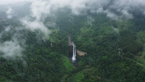 Antena-De-Mágicas-Cataratas-Laxapana-En-La-Selva-Profunda-De-Sri-Lanka-Con-Nubes