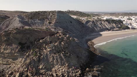 Luftaufnahme-Von-Praia-De-Burgau-Blauer-Flagge-Strand-Und-Klippen,-Burgau,-Portugal,-Breite-Aufnahme
