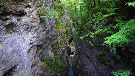 Wunderbare-Schlucht-Mit-Klarem,-Wildem-Strom-Aus-Smaragdgrünem-Wasser,-Das-Durch-Hohe-Felsen-In-Albanien-Fließt