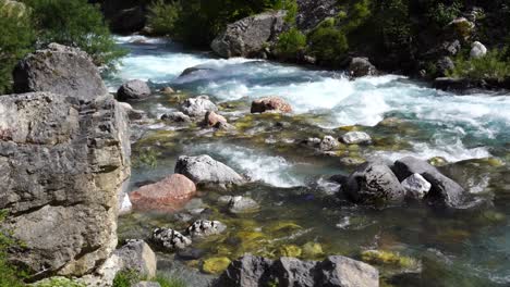 Gebirgsfluss-Strömt-Wild,-Schäumt-Und-Spritzt-Auf-Klippen-In-Den-Alpenbergen-Albaniens
