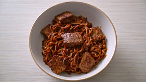 Jjapaguri-Oder-Chapaguri,-Koreanische-Schwarze-Bohnen,-Würzige-Nudeln-Mit-Rindfleisch---Koreanischer-Essensstil